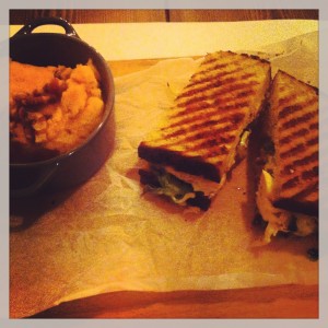 Gastroeconomy_Crumb_GastroeconomyMFG_Sandwich pollo y guacamole